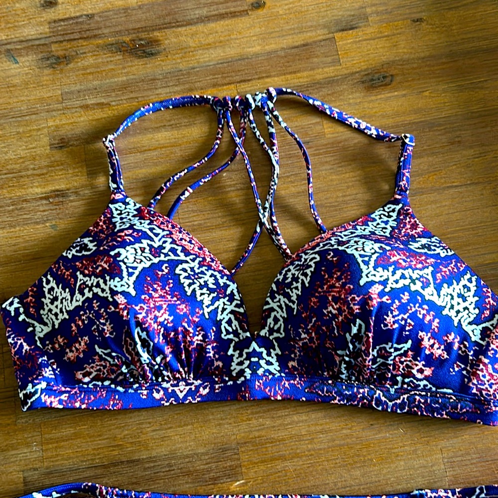 Athleta Aqualuxe print top and bottom made with extra life Lycra size large